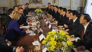Zatímco venku se protestovalo proti kapitalismu, uvnitř rezidence amerického ambasadora v Londýně spolu jednaly dvě světové mocnosti - USA a Čína. Prezident Obama třetí zleva a šéfka diplomacie Hillary Clintonová v modrém saku.