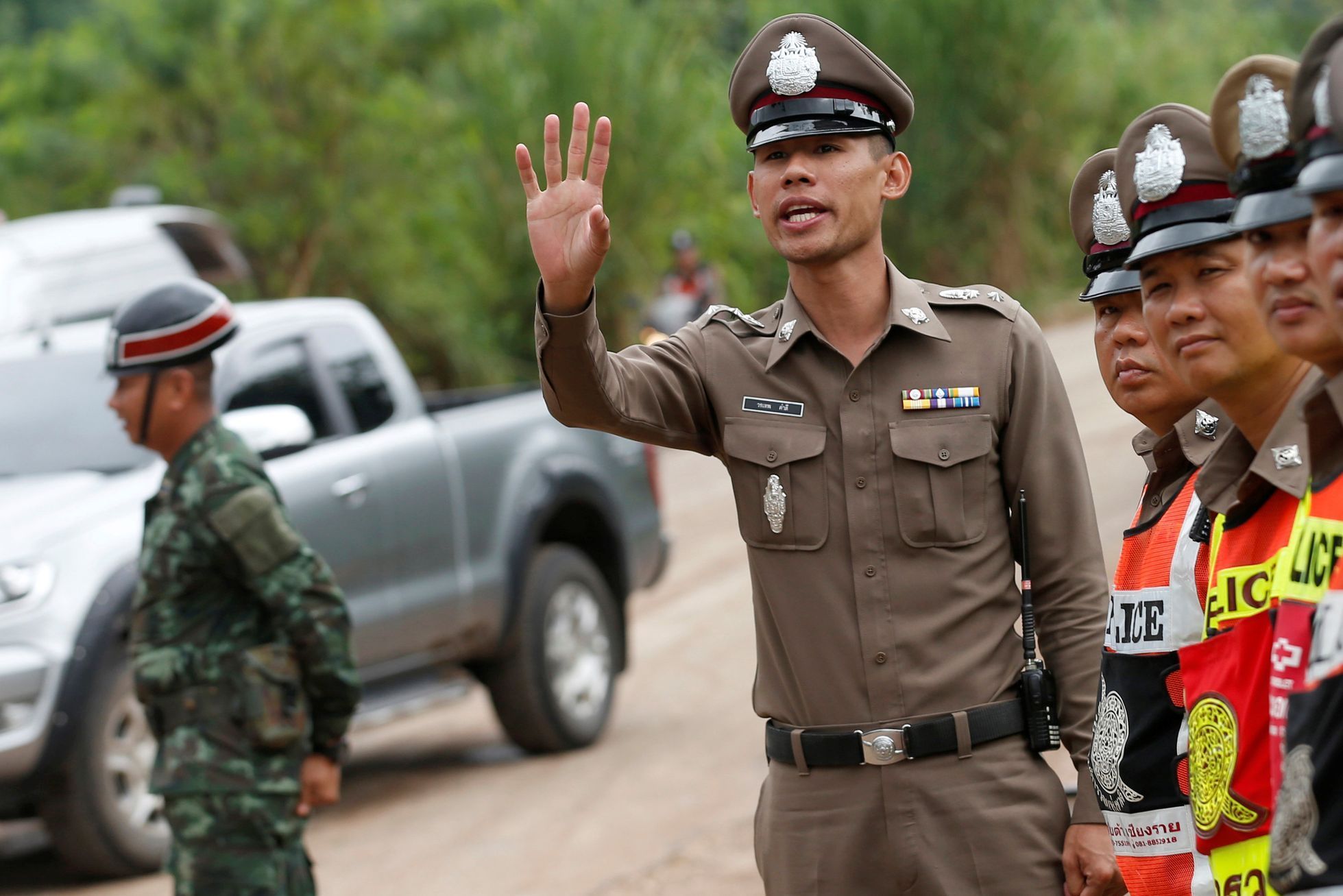 Policisté blokují cestu  k zatopené jeskyni v Thajsku