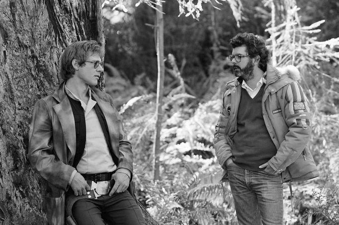 Harrison Ford a George Lucas při natáčení Star Wars: Epizody VI - Návrat Jediů z roku 1983.