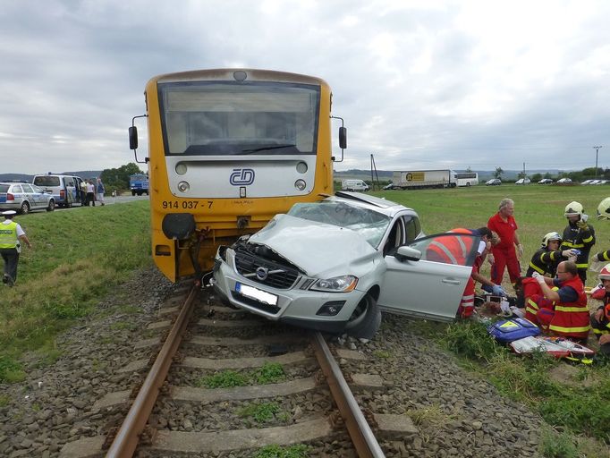 Vlak táhl auto ještě 60 metrů. Řidička se na přejezdu nerozhlédla a vjela přímo pod Regionovu.