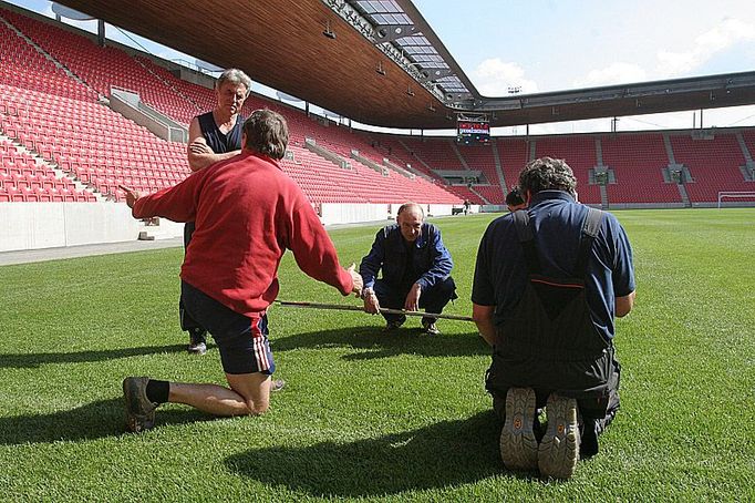 Květen 2008: Trávník na ploše je v naprostém pořádku.