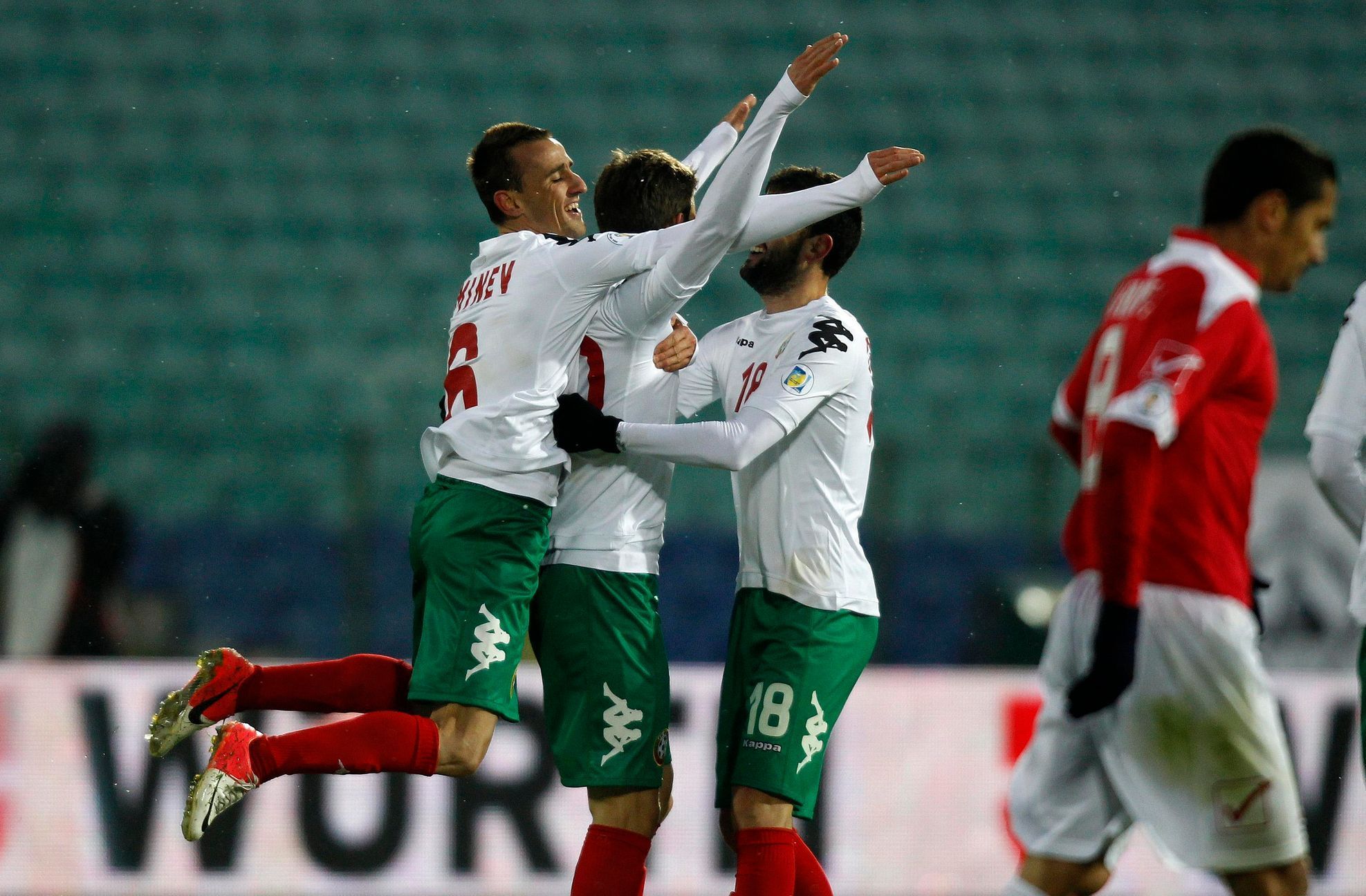 Bulharský fotbalista Alexander Tonev slaví se spoluhráči branku do sítě Malty