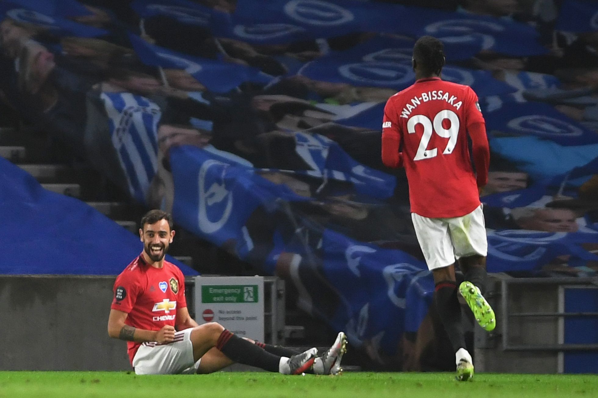 32. kolo anglické fotbalové ligy 2019/20, Brighton - Manchester United: Bruno Fernandes slaví gól hostů