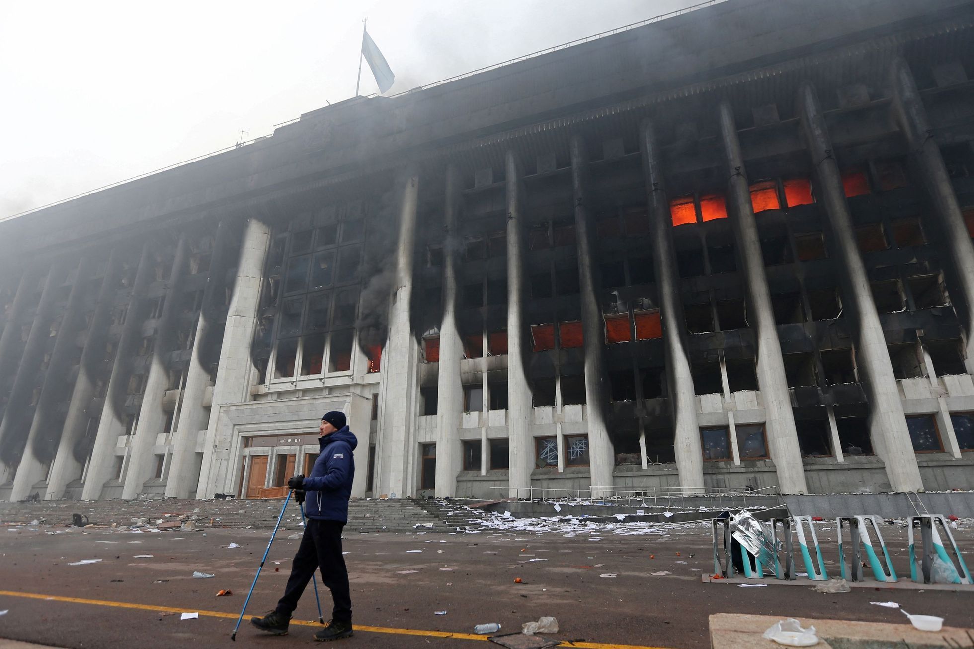 Vypálená radnice v největším kazašském městě Almaty.