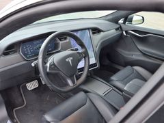 Oproti Modelu 3 připomíná Model S uvnitř více konvenční auto. Má klasickou kapličku s přístroji, prakticky vše se ale ovládá dotykově.