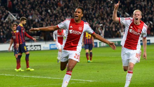 Hoesen a Klasen slaví branku Ajaxu v utkání s Barcelonou