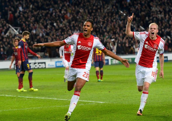 Hoesen a Klasen slaví branku Ajaxu v utkání s Barcelonou