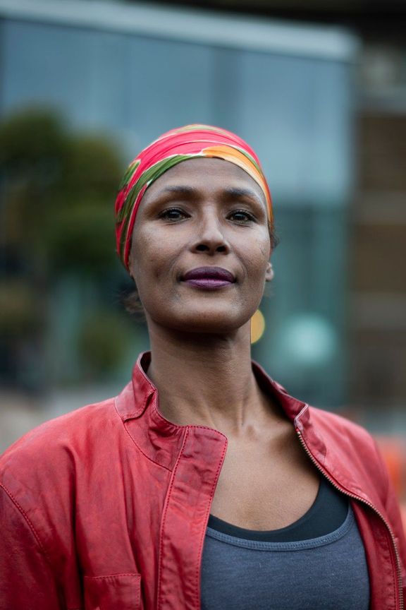 Dirie pózuje po tiskové konferenci divadla St. Gallen ve Švýcarsku v březnu 2019 u příležitosti uvedení muzikálu Květ pouště, který vznikl podle její knihy