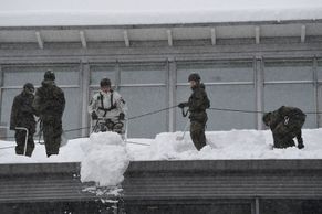 Foto: V Německu a Rakousku přituhuje, Bavorsko proti sněhu nasadilo i bundeswehr