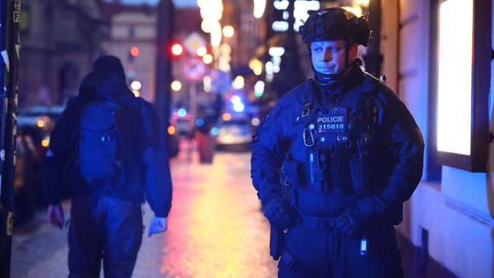 Obrazem: Policejní zásah u filozofické fakulty, střelec je mrtvý, uvedli záchranáři