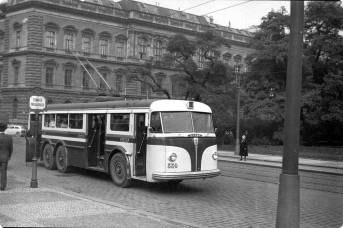 Trolejbus Tatra v centru Prahy, linka č. 52, nedatováno.