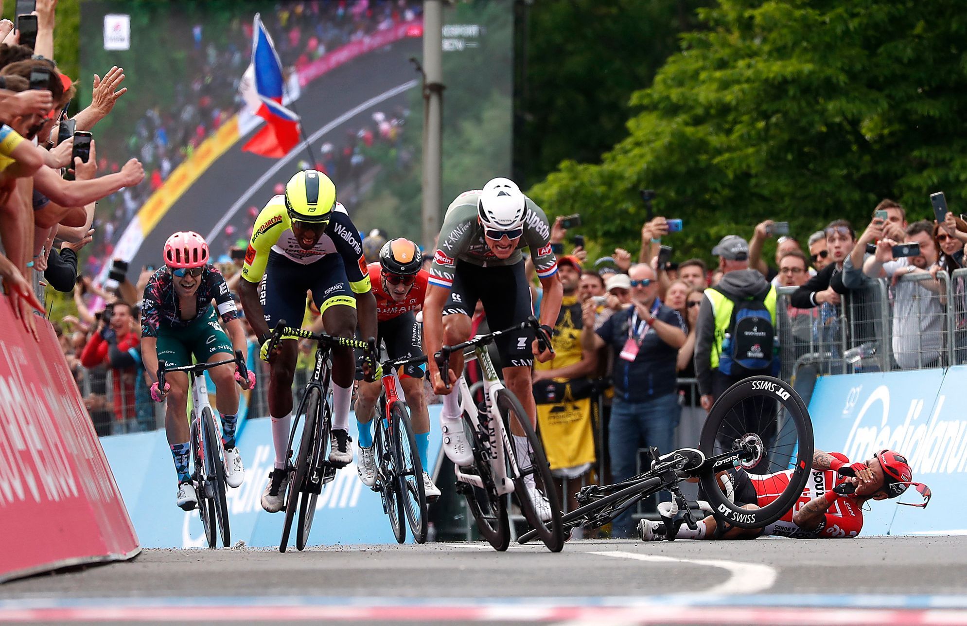 Giro d'Italia 2022: Mathieu van der Poel vítězí ve spurtu první etapy, Caleb Ewan padá