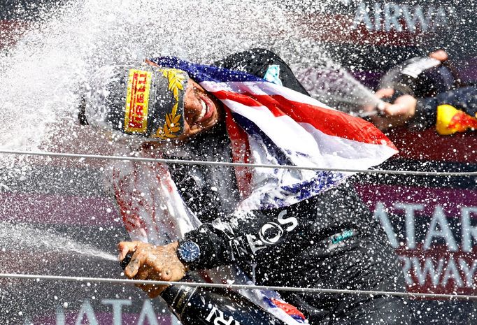 Pilot Mercedesu Lewis Hamilton slaví triumf ve VC Británie formule 1 2024