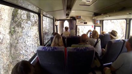 Silnice ve skále. Autobusem tudy projede jen opravdový profík