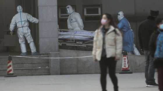 Lékaři v nemocnici v čínském městě Wu-Chan přivážejí pacienta nového pacienta.