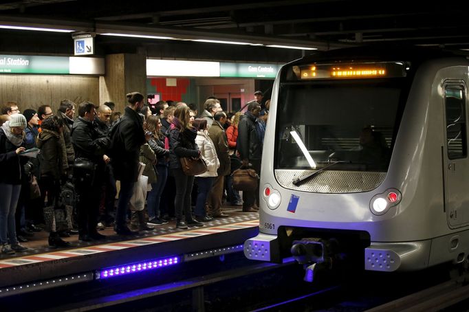 Lidé zaplňují bruselské metro, které je od středy opět v provozu.