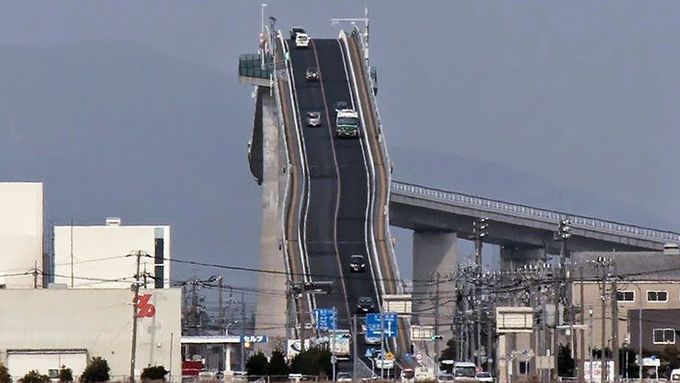 Most Eshima Ohashi v Japonsku.