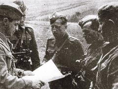 Zapomenutá legenda.Velitel roty Arnošt Steiner (první zleva) vydává poslední rozkazy před bojem (Dukla 1944).
