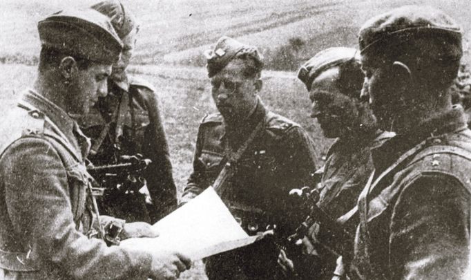 Zapomenutá legenda.Velitel roty Arnošt Steiner (první zleva) vydává poslední rozkazy před bojem (Dukla 1944).