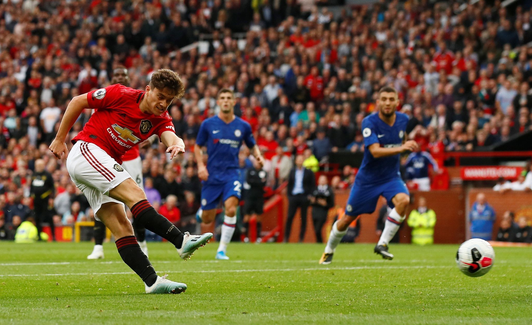 Útočník Manchesteru United Daniel James uzavírá gólem skóre utkání s Chelsea