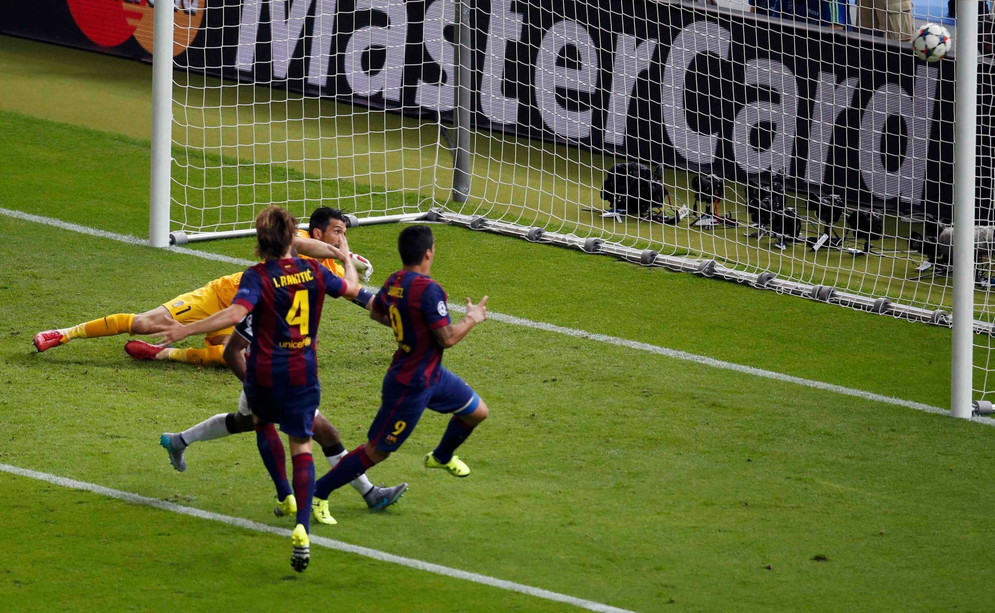 Finále LM, Barcelona-Juventus: Luis Suárez dává gól na 2:1