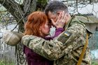 Loučení v Užhorodu na západě Ukrajiny. Žena se loučí s manželem, který se vrací na bojiště.