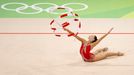 MODERNÍ GYMNASTIKA - "Hadí žena" Irina Risenzonová z Izraele při vystoupení se stuhou na závodech moderních gymnastek.