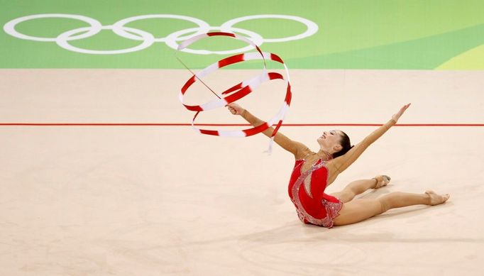 MODERNÍ GYMNASTIKA - "Hadí žena" Irina Risenzonová z Izraele při vystoupení se stuhou na závodech moderních gymnastek.