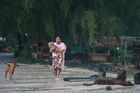 Foto: Thajsko čeká smršť. Turisté utíkají před tropickou bouří, v zemi je 2500 Čechů