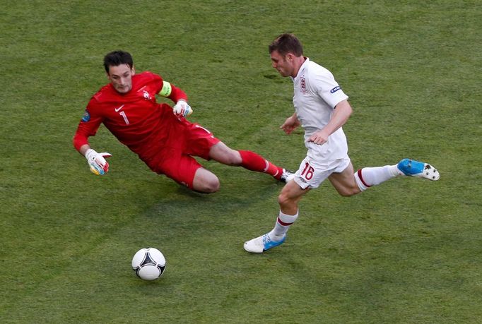 James Milner obchází brankáře Hugo Llorise, ale míč napálil do boční sítě během utkání Francie - Anglie v základní skupině D na Euru 2012.