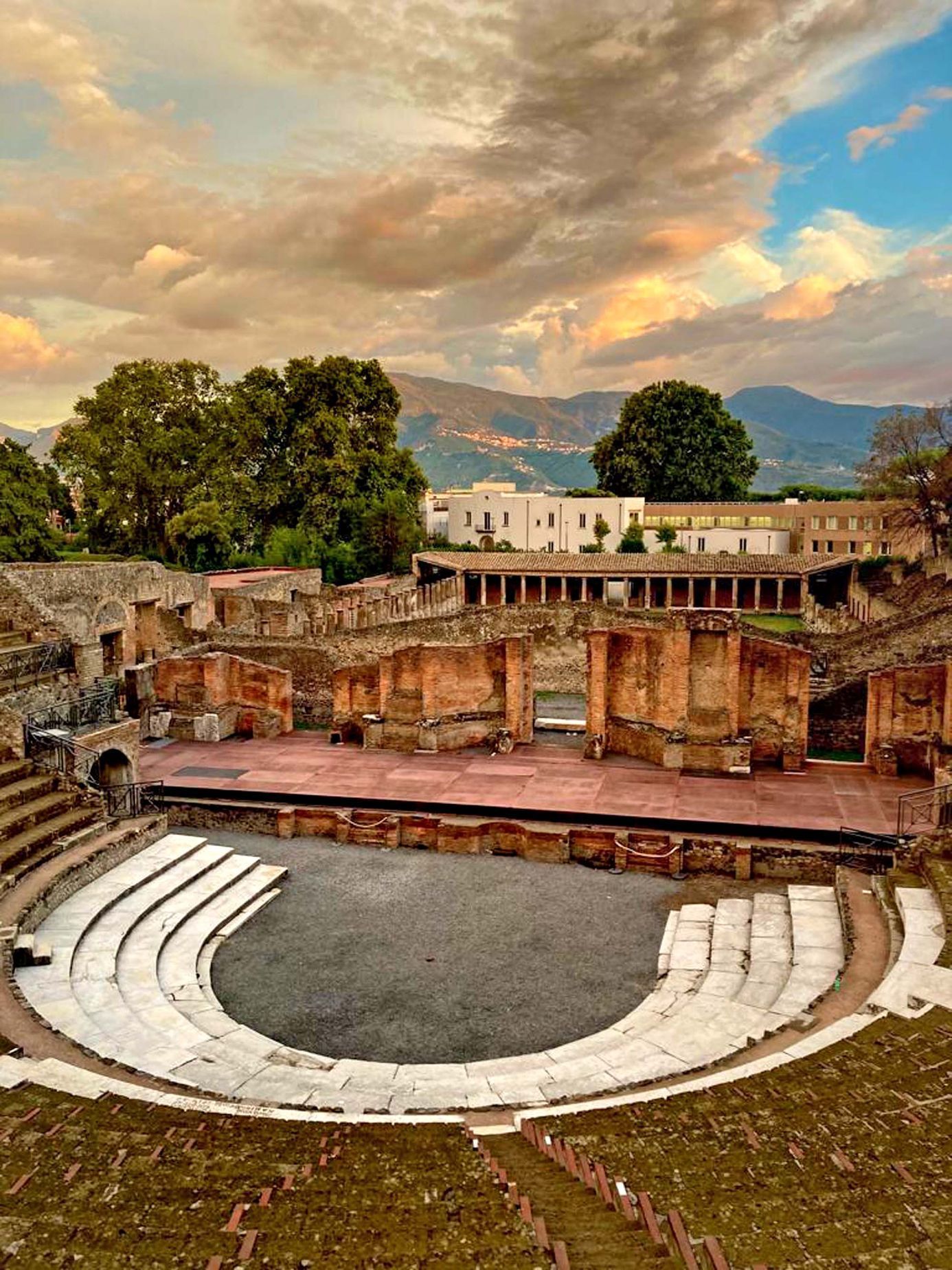 Itálie, Neapol. Pompeje. cestopis, památky