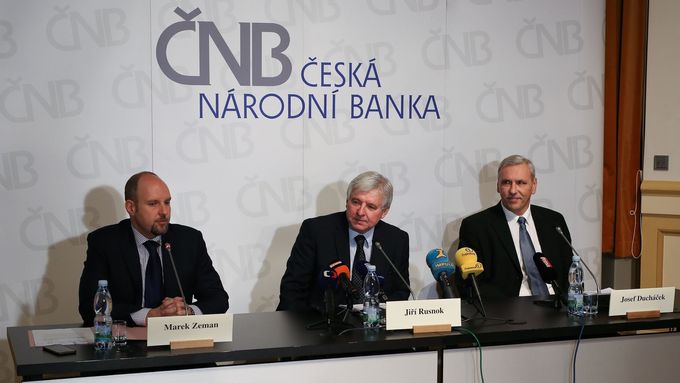 Kdy a jak to ukončíme? Guvernér ČNB Jiří Rusnok na ilustračním obrázku uprostřed.