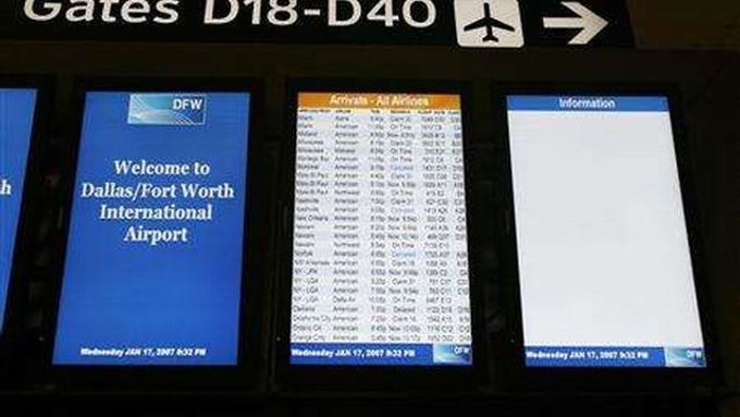 Informační tabule na letišti v Dallasu.