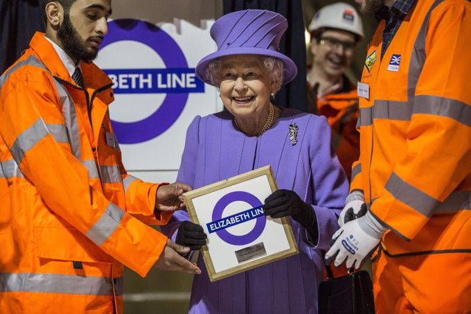 Britská královna Alžběta II. drží pamětní desku k projektu Crossrail.