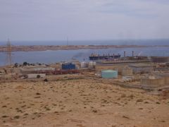 Přístav a ropný terminál Marsa el-Hariga.