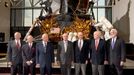 To jsou oni - ti, kteří stáli za misí Apollo 11 - po letech. Aktuální snímek z letošního 19. srpna zachytil hrdiny přístání na Měsíci v Národním muzeu vesmíru. Na snímku (zleva doprava) stojí generál JR "Jack" Dailey, strůjce mise. Vedle něj hlavní "bezpečák" letu a současně někdejší ředitel Johnson Space Center Christopher Kraft. Následují členové posádky Apollo 11 Buzz Aldrin, Neil Armstrong a Michael Collins. Vedle něj stojí senátor John Glenn a profesor G. Wayne Clough. V pozadí je slavný lunární modul.