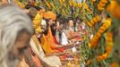 Hindu holy men, also known as "Sadhus", perform prayers for a peaceful "Kumbh Mela", or Pitcher Festival, on the banks of the river Ganges in the northern Indian city of Allahabad December 17, 2012. During the festival, hundreds of thousands of Hindus take part in a religious gathering at the banks of the river Ganges. The festival is held every 12 years in different Indian cities. REUTERS/Jitendra Prakash (INDIA - Tags: RELIGION SOCIETY) Published: Pro. 17, 2012, 10:59 dop.