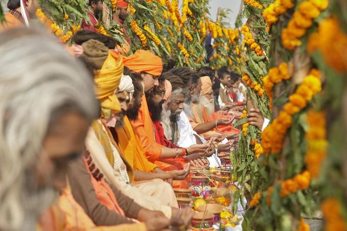 Hindu holy men, also known as "Sadhus", perform prayers for a peaceful "Kumbh Mela", or Pitcher Festival, on the banks of the river Ganges in the northern Indian city of Allahabad December 17, 2012. During the festival, hundreds of thousands of Hindus take part in a religious gathering at the banks of the river Ganges. The festival is held every 12 years in different Indian cities. REUTERS/Jitendra Prakash (INDIA - Tags: RELIGION SOCIETY) Published: Pro. 17, 2012, 10:59 dop.