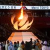 Slavnostní zakončení OH 2020 v Tokiu - olympijský oheň s textem děkujícím Tokiu