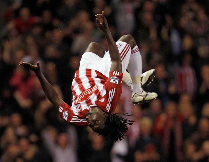 Kenwyne Jones oslavuje svůj gól v anglické fotbalové lize Premier League.