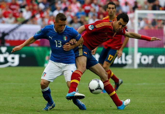 Emanuele Giaccherini se snaží obehrát Sergia Busquetse během utkání základní skupiny mezi Španělskem a Itálií na Euru 2012.