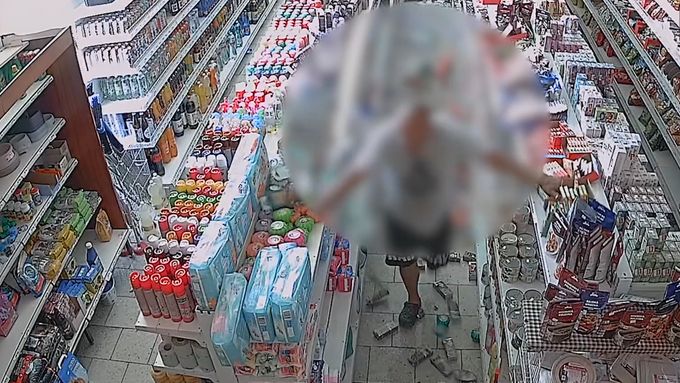 "Muž v obchodě ničil vše, co mu přišlo pod ruku," píše Policie ČR k videu