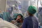 Lékaři v půlce operace mozku probudili pacientku a nechali ji hrát na housle