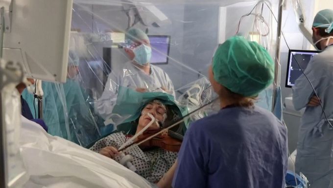 Houslistka hrála na svůj nástroj při operaci mozku