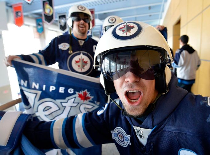 Nadšení příznivci Winnipegu Jets přišli na duel s Ottawou oblečeni jako skuteční piloti tryskáčů.