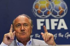 FIFA řeší úplatky, Blatterův sok po obvinění odstoupil