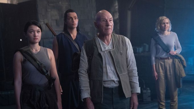 Isa Brionesová, Evan Evagora, Patrick Stewart a Alison Pillová.