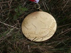 Tak vypadá medaile Dany Brožkové. První z orientačního běhu pro Českou republiku