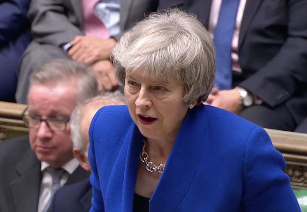 Britská premiérka Theresa Mayové mluví k poslancům poté, co její vláda ustála hlasování o nedůvěře