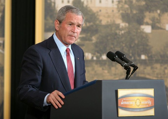 Prezident G.Bush během svého vystoupení na konferenci o demokracii v Černínském paláci.